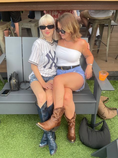 Summer cowgirl boot outfits. Jean shorts and tube top with brown and blue cow girl boots. Brown Cowgirl Boots Outfit, Cowgirl Boot Outfits, Outfits Jean Shorts, Cow Girl Boots, Summer Cowgirl, Outfits Jean, Brown Cowgirl Boots, Cowgirl Boots Outfit, Boot Outfits