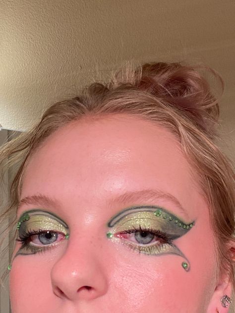 Evil Tinkerbell Costume, Tinkerbell Inspo Outfits, Tinker Bell Eye Makeup, Tinkerbell Halloween Makeup, Tinker Bell Inspired Makeup, Tinkerbell Inspired Makeup, Tinkerbell Costume Makeup, Tinker Bell Makeup Looks, Tinker Bell Makeup Halloween