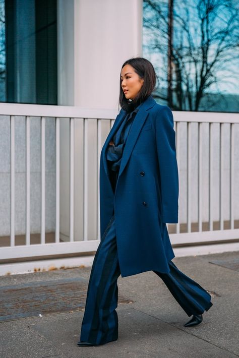 Mode Monochrome, Yoyo Cao, 2020 Street Style, Milan Street Style, Rihanna Style, Monochrome Outfit, Monochrome Fashion, Trendy Winter, Street Style Inspiration