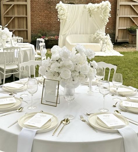 White Round Table Decor Wedding, White Theme Wedding Decor, Round Table Decor Wedding, White Wedding Decor, Elegant White Wedding, White Round Tables, Round Table Decor, All White Wedding, Table Ronde