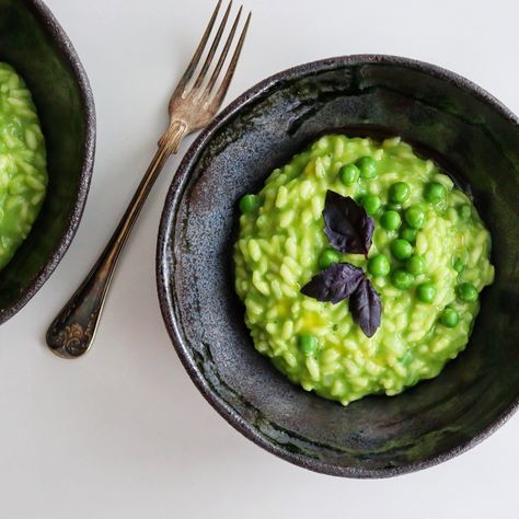 Green Pea Risotto, Sweet Pea Risotto, Pea Risotto Recipes, Herb Risotto, Green Risotto, Pesto Risotto, Winter Flavors, Pea Risotto, Budget Dinner