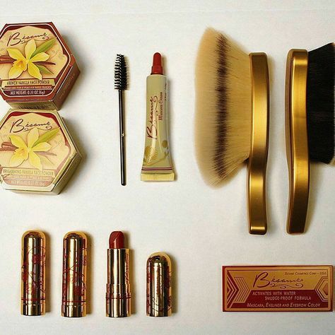 Vintage Makeup Vanities, Best Bedroom Ideas, Bedroom Ideas For Women, Morning Essentials, Women In Their 20s, Makeup Packaging, Besame Cosmetics, Makeup Sephora, Old Makeup