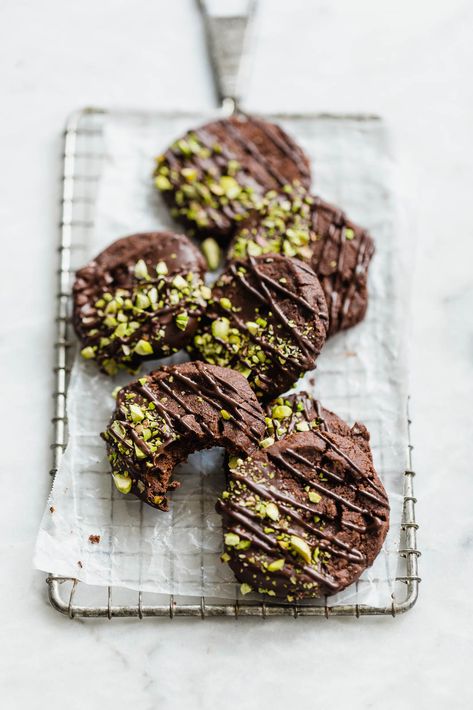 Delightfully rich and crunchy Chocolate Sable Cookies dipped in dark chocolate and coated in pistachio! Sable Cookies, Pistachio Chocolate, Resepi Biskut, Broma Bakery, Desserts Vegan, Chocolate Nuts, Chocolate Drizzle, Perfect Cookie, Food Blogs