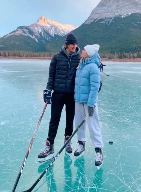 Hockey And Ice Skating Couple, Couple Goal Hockey, Hockey Pictures Couples, Cute Couple Pics Hockey, Winter Relationship Goals, Hockey Couple Goals Boyfriends, Hockey Relationship Goals, Hockey Boys Couple, Ice Skating Couple Pics