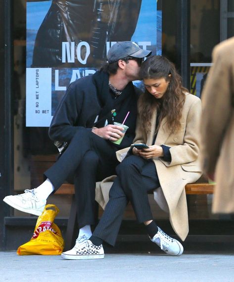 Jacob even gave Zendaya a little kiss on the head. Zendaya And Jacob Elordi Showed Some PDA On A Very Public Date In NYC Zendaya And Jacob Elordi, Mode Zendaya, Zendaya Hair, Zendaya Outfits, Tom Holland Zendaya, Jacob Elordi, Zendaya Style, Paparazzi Photos, Joey King