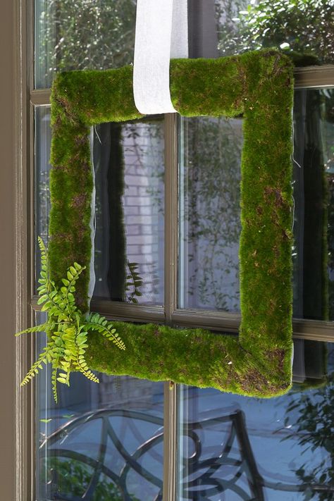 Moss Wreath Ideas, Rainforest Decor, Diy Moss Wreath, Diy Moss Ball, Moss Wreath Diy, Spring Front Porch Ideas, Diy Moss, Spring Front Porch, Diy Floral Wreath