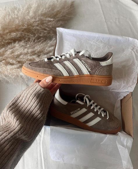 Adidas Shoes Brown, Adidas Samba Outfits, Sneakers Trending, Surfergirl Style, Samba Outfits, Adidas Brown, Trainers Adidas, Adidas Samba Outfit, Samba Outfit