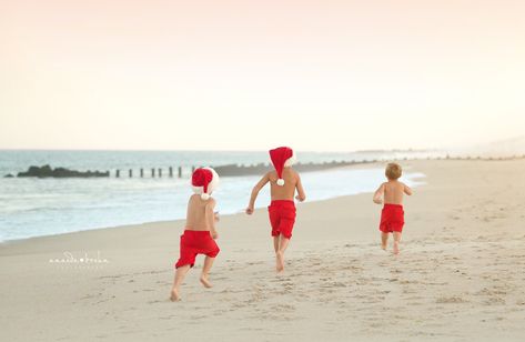 Family Christmas Pictures Outfits Beach, Summer Christmas Aesthetic, Christmas Beach Family Photos, Christmas Beach Photoshoot, Beach Christmas Card Photo, Beach Christmas Pictures, Christmas Beach Photos, Cousins Christmas, Beach Photoshoot Family