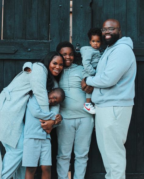 #familyphotography #winterpictures #blackfamilyphotos #sweatpants #family #blacklove #seasonalfamilypictures Sweatpants Family Photoshoot, Sweatpants Photoshoot, Nike Sets, Nike Sweatsuit, Fam Photos, Family Photo Colors, Fall Pics, Black Families, Winter Pictures