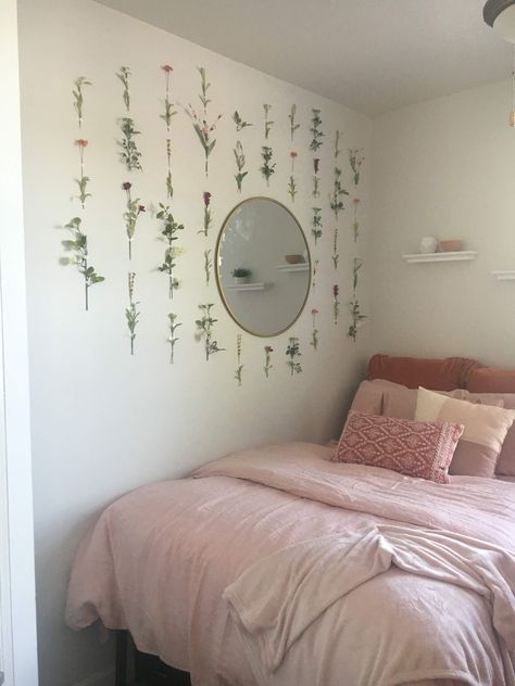 Flower Wall Room Decor, Dorm Room Ideas Floral, Bedroom Ideas Flowers, Flowers Above Bed, Flower Wall Room, Blank Wall Ideas Bedroom, Flower Wall Bedroom, Floral Dorm Room, Flower Dorm Room