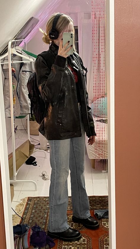 Do Martins Outfit, How To Style A Backpack, Winter Aesthetic Accessories, Leather Jacket School Outfit, Low Docs Outfit Aesthetic, Jeans With Leather Jacket Outfit, Doc Martins Fit, Headphone Outfit Aesthetic, Cool Headphones Aesthetic