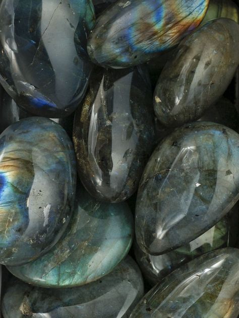 Crystal Encyclopedia, Labradorite Healing Properties, Gold Inspiration, Spiritual Work, Magic Stones, Crystal Aesthetic, Artsy Pictures, Pretty Rocks, Cool Rocks