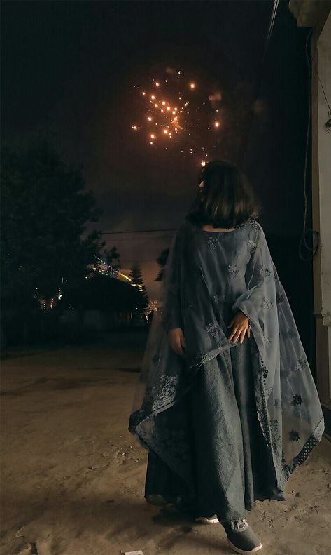 Aesthetic Diwali Pictures Poses, Aesthetic Diwali Poses, Aesthetic Diwali Pic Ideas, Diwali Photo Shoot Ideas, Poses For Diwali Photoshoot, Diwali Poses Ideas, Diwali Photography Poses For Women, Bestfrnd Poses, Diwali Pictures Poses