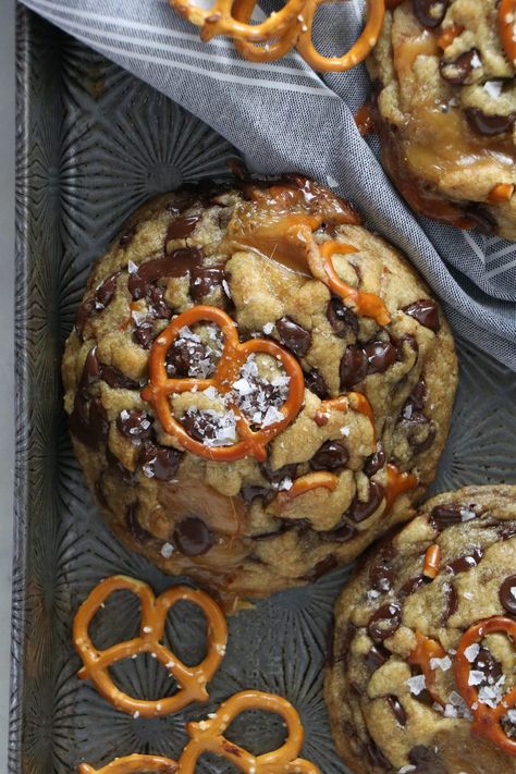 Vegan Levain Style Salted Caramel Pretzel Cookies - Labeless Nutrition Vegan Levain Cookies, Caramel Pretzel Cookies, Salted Caramel Pretzels, Pretzel Cookies, Levain Bakery, Vegan Cookie, Caramel Pretzels, Vegan Cookies Recipes, Vegan Caramel