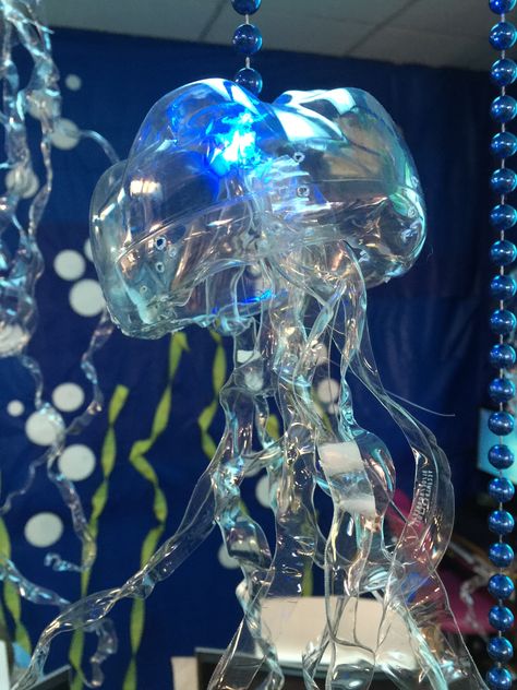 Recycled Jellyfish Craft, Plastic Jellyfish Diy, Plastic Bottle Jellyfish Diy, Jellyfish Recycled Art, Plastic Bottle Jellyfish, Jelly Fish Room Decor, Jelly Fish Sculpture, How To Make A Jellyfish, Plastic Bottle Fish