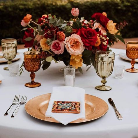 Thanksgiving Flower Centerpieces Table, Pomegranate Wedding Decor, Wedding Flower Arrangements Table Centerpiece Ideas, Orange Table Setting, Hacienda Wedding Decor, Round Tables Wedding, Cream Color Wedding, Round Table Centerpieces Wedding, Spanish Style Weddings