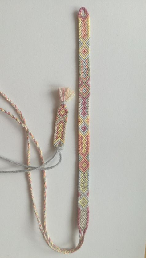 Friendship Bracelet Color Schemes, Boho Thread Bracelets, Pretty Friendship Bracelet Patterns, Spring Friendship Bracelets, Yarn Bracelets Patterns, Normal Pattern Bracelet, Aesthetic Friendship Bracelets, Cute Friendship Bracelets Pattern, Friendship Bracelet Colors