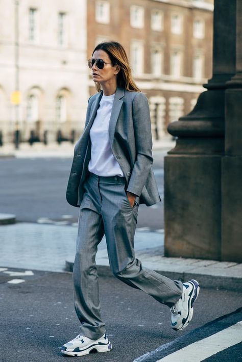 relaxed spaced - London Fashion Week Street Style Spring 2019 | POPSUGAR Fashion UK Italian Street Style, Oversized Tailoring, Oversized Blazers, London Fashion Week Street Style, London Fashion Weeks, Grey Suit, Popsugar Fashion, Bold Patterns, Looks Street Style