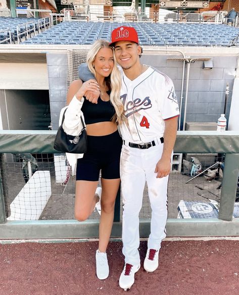 Mlb Wife Outfits, Ball Park Outfits, Baseball Gf Outfits, Baseball Wife Outfit, Baseball Girlfriend Outfits, Mlb Wife Aesthetic, Walkoff Wedding, Spring Baseball Game Outfit, Baseball Gf