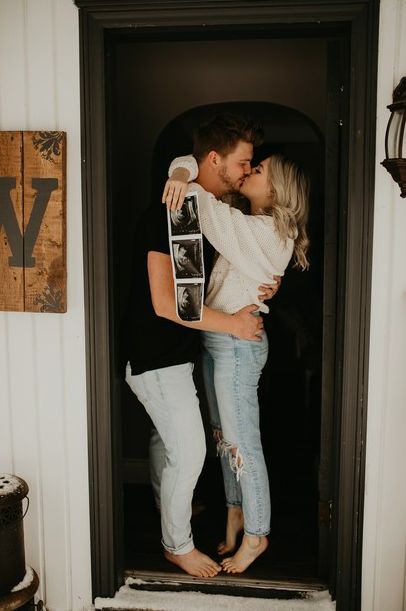 21 Gorgeous and Classy Pregnancy Announcement Ideas - Just Simply Mom Sonogram Pregnancy Announcement, Pregnancy Announcement Photography, Pregnancy Announcement Pictures, Unique Pregnancy Announcement, Pregnancy Announcement Photoshoot, Pregnancy Announcement Ideas, Baby Announcement Photoshoot, Fun Baby Announcement