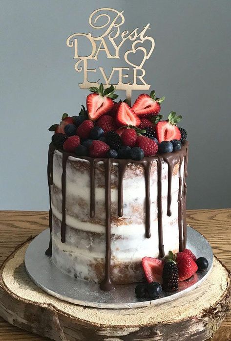 Fresh Fruit Berries Drip Wedding Cake #uniquecakes Usa Building, Ideas Aniversario, Cakes Simple, Winter Vacations, Entertaining Tips, Chocolate Wedding Cake, Winter Destinations, Simple Wedding Cake