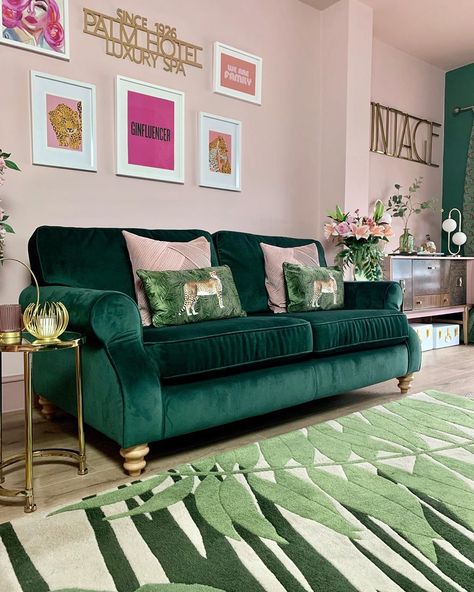 Boujee Rooms, Green Couches, Green Sofa Living, Pink Rugs, House Lounge, Green Living Room Decor, Velvet Sofas, Cuddle Chair, Room Green