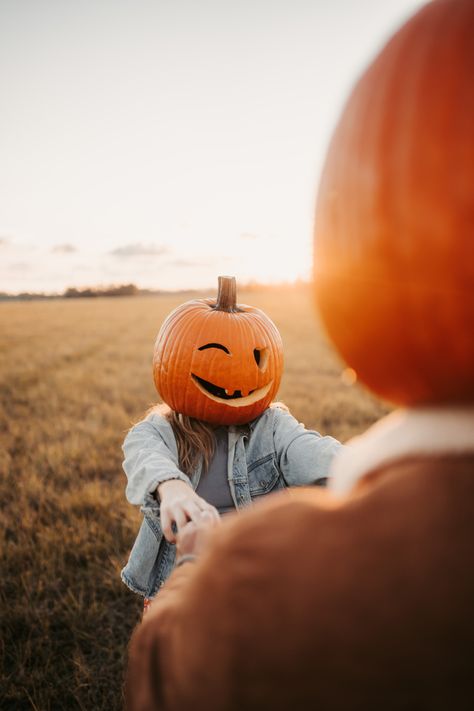 Fall Truck Pictures, Kids Halloween Pictures, Fall Photography Mini Session Ideas, Candy Corn Photoshoot, Fun Fall Photoshoot Ideas, Halloween Photography Photoshoot, Jessie Halloween, Mini Session Themes, Pumpkin Photoshoot