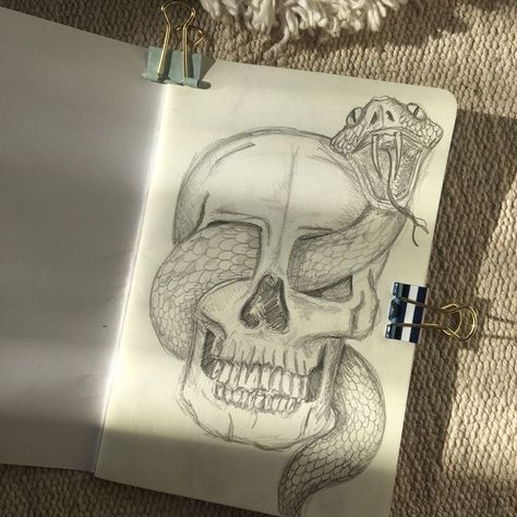 Skull Art Sketches, Skull With Snake Drawing, Skull Snake Drawing, Things To Draw Snake, Cool Art Drawings Sketches Simple, Ideas To Draw Creative Sketchbook, Skull Pencil Drawings, Pencil Art Ideas Sketches, Simple Things To Sketch