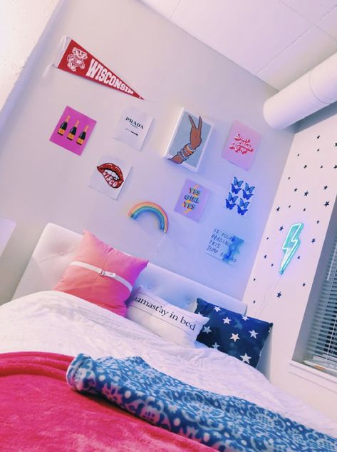 Vsco Bedroom, Room Decor Preppy, Preppy Bedroom, Dorm Inspo, Dorm Room Designs, Neon Room, Cute Dorm Rooms, Dorm Room Inspiration, Dekorasi Kamar Tidur