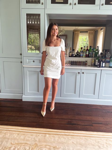 white dress and gold heels outfit dress from zara Gold Heels Outfit Dresses, White Dress Gold Heels, Gold Heels Outfit, Heels Outfits Dress, White Satin Dress, Heels Outfits, Dress Gold, Outfit Dress, Brown Heels