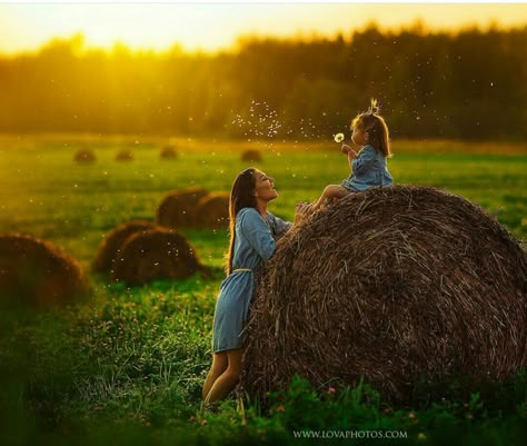 Hay Bales Photoshoot, Haybale Photoshoot, Hay Bale Photoshoot, Hay Bales Photography, Son Photo Ideas, Farm Photo, Summer Photoshoot, Summer Photos, Fall Photos