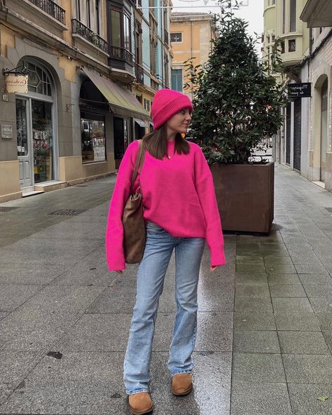 Hot Pink Turtleneck Outfit, Jersey Rosa Outfits, Pink Sherpa Jacket Outfit, Hot Pink Winter Outfit, Outfit Rosa Invierno, Pink Scarf Outfit Winter, Magenta Sweater Outfit, Pink And Khaki Outfit, Pink Long Sleeve Shirt Outfit