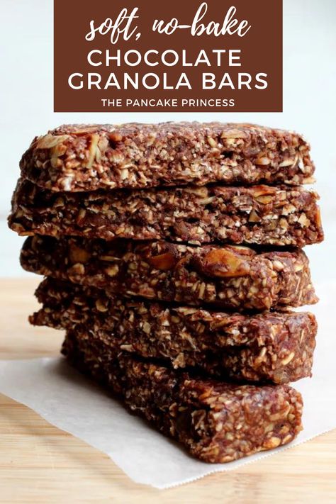 These soft and no-bake chocolate granola bars come together in a matter of minutes and are the perfect breakfast or snack! Click on the photo for the recipe. Homemade Chocolate Chip Granola Bars, Peanut Butter Granola Bar Recipe, Soft Granola, Homemade Granola Bar Recipe, Chocolate Chip Granola, Chocolate Granola Bars, Chocolate Chip Granola Bars, Granola Recipe Bars, Peanut Butter Granola