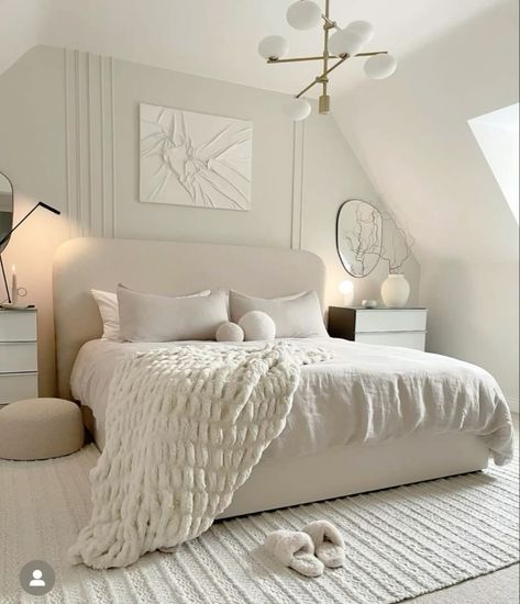 Room Decor With 2 Beds, Beige Attic Bedroom, Bedroom With White Headboard, Vanilla Girl Apartment, Vinella Girl Aesthetic Room, White Room Ideas Bedroom, Clean Girl Bedroom Ideas, Aesthetic Bett, Cloud Bedroom Aesthetic