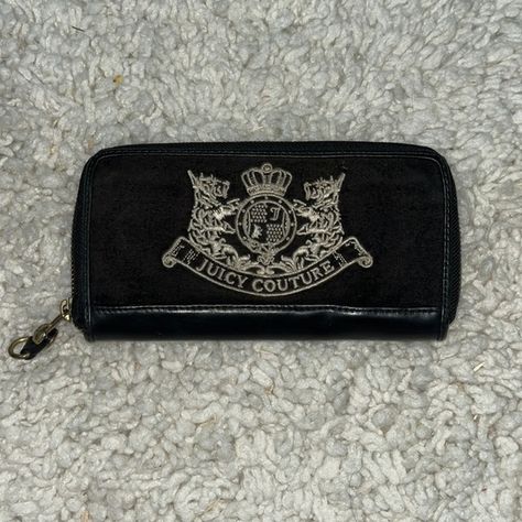 JUICY COUTURE WALLET BLACK Y2K Y2k Wallet, 90s Handbags, Thrift Ideas, Thrift Wishlist, Black Juicy Couture, Mha Dr, Juicy Couture Wallet, Inside My Bag, Juicy Couture Handbags