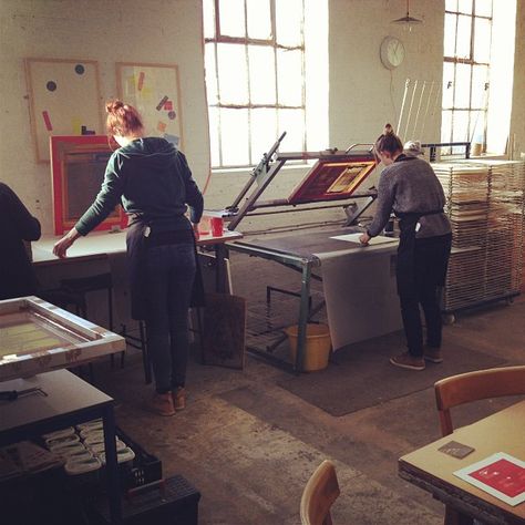 Silk Screen Art, Artist Studio Space, Print Shop Design, Printmaking Studio, Screen Printing Studio, Printing Studio, Work Tables, Studio Workspace, Garage Style