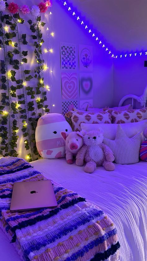 College Dorm Room Decor Ideas Aesthetic, Corner Bed Aesthetic, Bedroom Decor Ideas For Small Rooms, Bed Corner Ideas, Vsco Aesthetic Room, Bed On Floor Ideas Aesthetic, Bed On The Floor Ideas, Bedroom Ideas Girly, Corner Beds