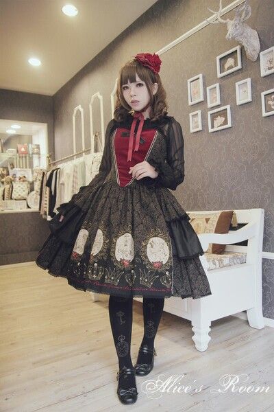 Alice and the Pirates Otome Fashion, Alice And The Pirates, Goth Scene, The Pirates, Japanese Street Fashion, J Fashion, Queen Of Hearts, Gothic Lolita, Lolita Fashion