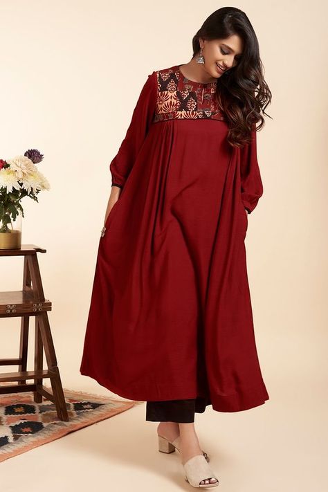 Stylish Kurtis Design, Simple Kurta Designs, Designer Kurti Patterns, Simple Kurti Designs, Stylish Short Dresses, Long Kurti Designs, Kurta Designs Women, Beautiful Dress Designs, Simple Pakistani Dresses