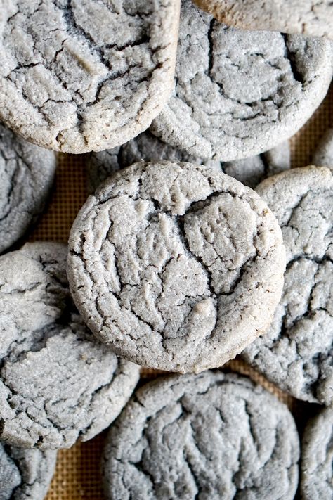 Black Sesame Sugar Cookies Keto Black Sesame Recipes, Black Sesame Paste Dessert, Sesame Dessert, Black Sesame Cookies, Black Sesame Dessert, Sesame Recipes, Recipes Oreo, Unique Christmas Cookies, Black Sesame Paste