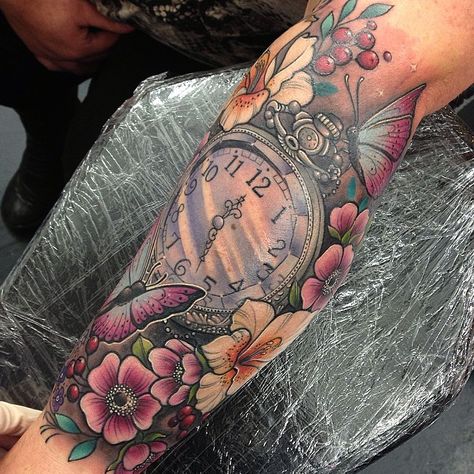 Tatuoinnit Colorful Clock Tattoo, Clock Sleeve Tattoo For Women, Sleeve Tattoo For My Daughter, Clock Tattoo Ideas For Women, Clock Tattoos For Women, Clock Tattoo Sleeve, Clock Tattoos, Pocket Watch Tattoos, Mommy Tattoos