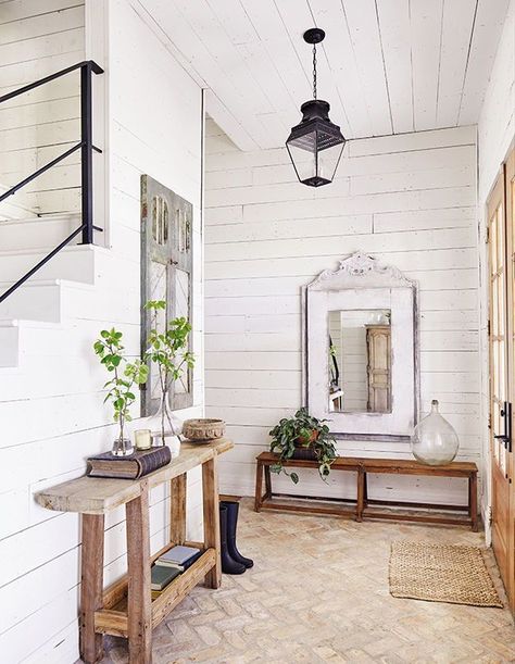 Farmhouse style entryway designed by Joanna Gaines from her book "Homebody." | Photographer: Cody Ulrich Stile Joanna Gaines, Joanna Gaines Design, Joanna Gaines Farmhouse, Joanna Gaines Style, Farmhouse Remodel, Entry Way Design, Farmhouse Style Kitchen, Magnolia Homes, Modern Farmhouse Kitchens