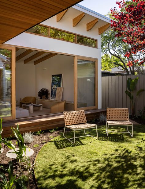 Modern California Bungalow, Bungalow Backyard, Japandi Modern, Weatherboard House, Central Courtyard, California Bungalow, Cosy Interior, Japandi Living, Interior Design Games