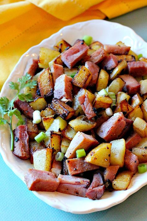 Easy quick 20-minute 3 ingredient skillet potatoes. These country home fried potatoes with ham, alongside a fried egg makes a fast hearty breakfast. Our favorite old-fashioned fried potato recipe. #cookingontheranch #easy #stovetop #fried Ham And Fried Potatoes, Fried Ham And Potatoes, Fried Ham Slices, Ham Steak And Potatoes, Ham And Potato Skillet, Sliced Fried Potatoes, Country Fried Potatoes, Breakfast Munchies, Ham And Potato Recipes