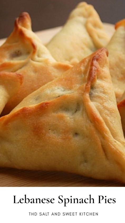 Lebanese Spinach, Fatayer Recipe, Spinach Pies, Arabisk Mad, Calzone Recipe, Middle East Food, Syrian Food, Middle East Recipes, Sweet Kitchen