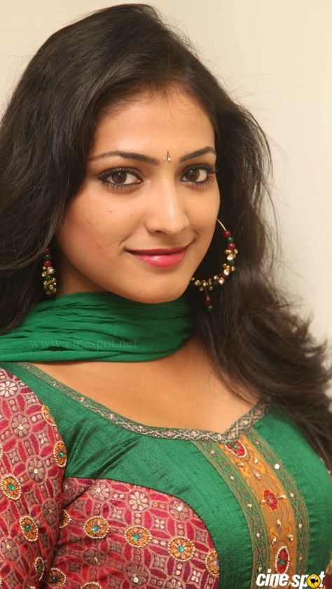 Hari Priya, Vidya Balan, Muslim Outfits, Face Images, Indian Beauty Saree, India Beauty, Desi Beauty, Blonde Girl, Girl Face