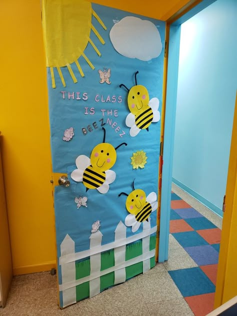 Bee Theme Door Decorations, Preschool Bee Theme Classroom Decor, Bee Theme Classroom Door, Bee Door Decorations Classroom, Bee Classroom Door Ideas, Preschool Door Decorations, Teacher Appreciation Door Decorations, Bee Classroom Decor, Classroom Door Decorating