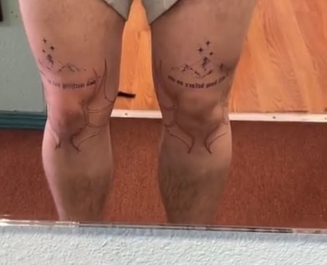 Rhysand Wings Tattoo, Rhysand Tattoo Knee, Rhys Knee Tattoo, Acotar Knee Tattoo, Rhysand Knee Tattoo, Maas Tattoo, Bat Boys, Knee Tattoo, Wings Tattoo