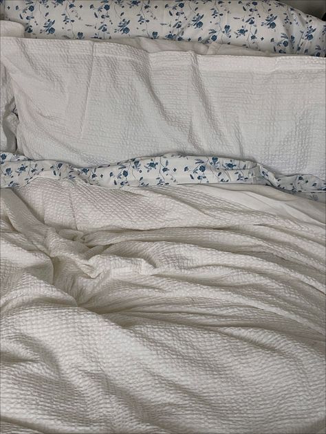 White Duvet Colored Sheets, Bedding White Comforter, Colorful Sheets White Comforter, Clean Bedroom Aesthetic Blue, White Blue And Beige Bedroom, Clean Room Aesthetics, Blue Flower Sheets Aesthetic, Aesthetic Bedding White, Blue Sheets White Duvet