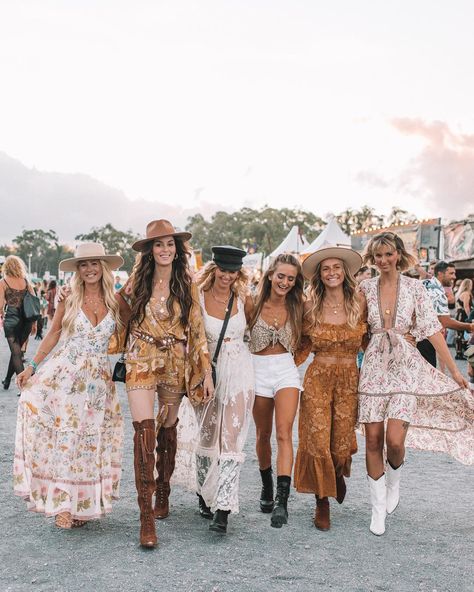 S P E L L on Instagram: “BLOGGED: Our round up of @bluesfestbyronbay ✨ this festival always holds a special place in our hearts and this year it actually blew our…” Festival Outfits Australia, Country Music Festival Outfits, Cochella Outfits, Look Hippie Chic, Country Concert Outfits, Boho Festival Outfit, Summer Festival Outfit, Looks Country, Music Festival Outfits